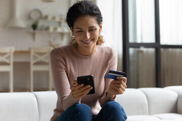 Kvinne bruker elektronisk betalingsløsning og bank-kort